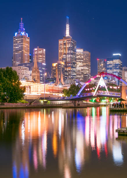 夜、ヤラ川のサウスバンク、オーストラリア メルボルンのスカイライン - melbourne casino australia city ストックフォトと画像
