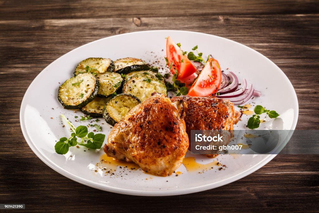 Cuisses de poulet grillé aux légumes - Photo de Salade composée libre de droits