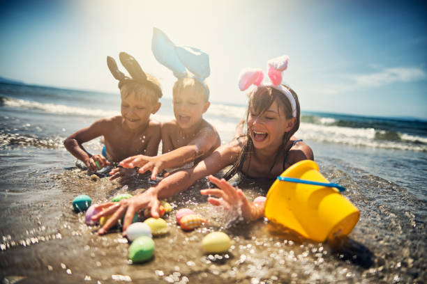 crianças brincando no mar durante o verão, páscoa - lying on front joy enjoyment happiness - fotografias e filmes do acervo