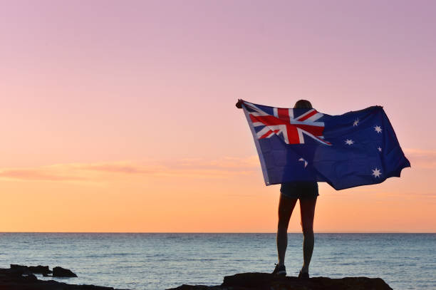 drapeau de l'australie en journée - australian flag photos et images de collection