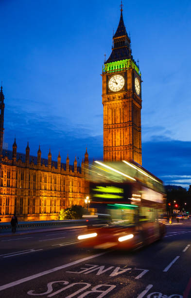 scène de trafic de nuit de londres avec double decker bus déplace le long tour illuminée de elizabeth aka big ben sur le pont de westminster - london england urban scene city life bus photos et images de collection