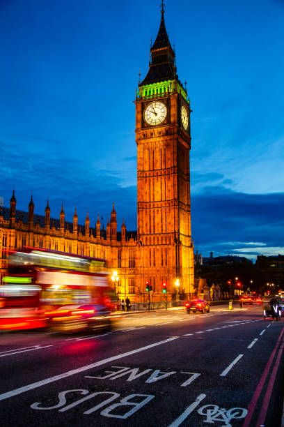 scène de trafic de nuit de londres avec double decker bus déplace le long tour illuminée de elizabeth aka big ben sur le pont de westminster - london england urban scene city life bus photos et images de collection