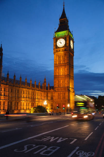 scène de trafic de nuit de londres avec double decker bus déplace le long tour illuminée de elizabeth aka big ben sur le pont de westminster - london england urban scene city life bus photos et images de collection