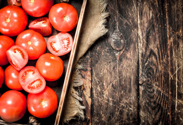 tomate fresco sobre una bandeja. - 3629 fotografías e imágenes de stock