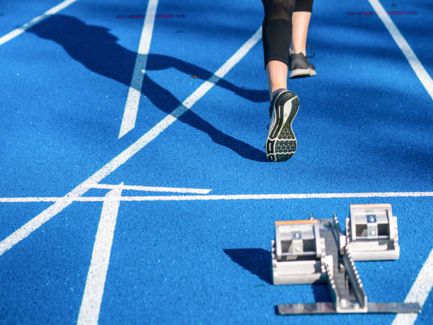 sprint inicio en pista y campo - pista de atletismo de tartán fotografías e imágenes de stock