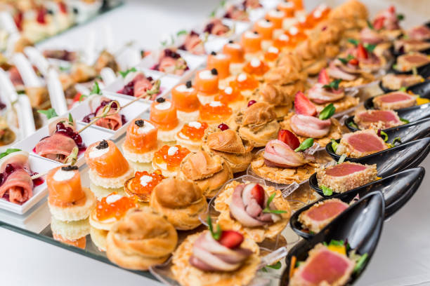 gourmet-vorspeisen: kaviar, wild, thunfisch und lachs. - catering stock-fotos und bilder