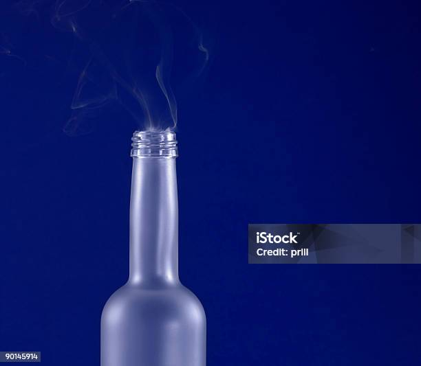 Foto de De Fumantes Estrangulamento e mais fotos de stock de Aberto - Aberto, Azul, Cor Isolada