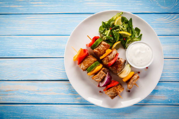 케밥-숯불에 구운 고기 및 야채 - appetizer barbecue barbecue grill beef 뉴스 사진 이미지