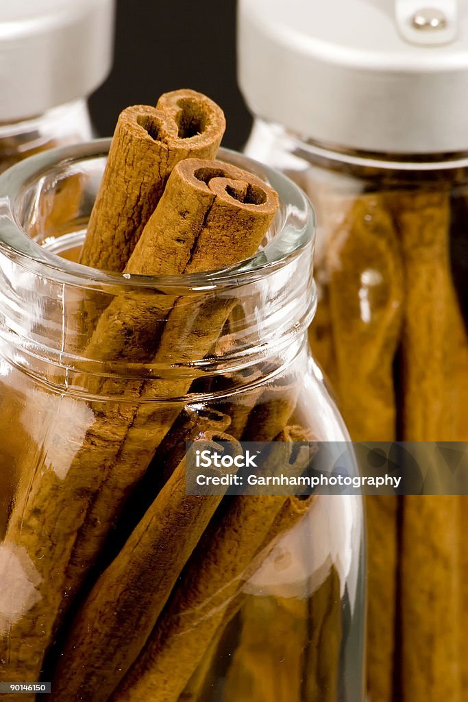 Krüge der Cinnamon sticks - Lizenzfrei Apfel Stock-Foto