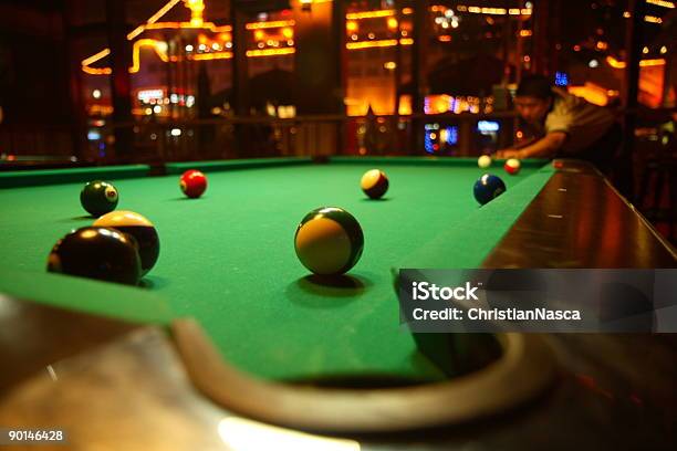 Mesa De Billar Foto de stock y más banco de imágenes de Hombres - Hombres, Actividad de fin de semana, Actividades recreativas