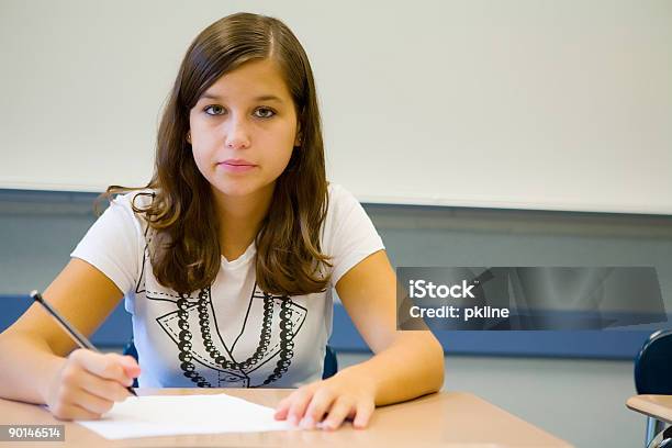 Menina Na Escola - Fotografias de stock e mais imagens de Adolescente - Adolescente, Adolescência, Alfabeto