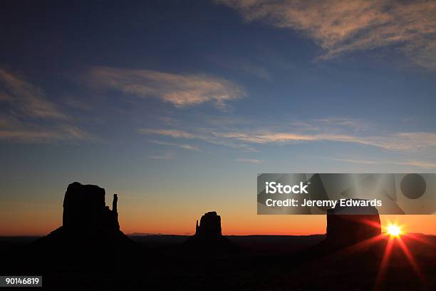 Photo libre de droit de Aube De Monument Valley banque d'images et plus d'images libres de droit de Arizona - Arizona, Aube, Beauté de la nature