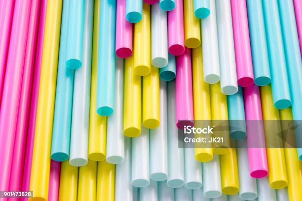 Bunte Straws Stockfoto und mehr Bilder von Plastikmaterial - Plastikmaterial, Stroh, Recycling
