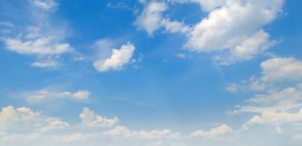 lekkie chmury cumulus na błękitnym niebie. szerokie zdjęcie. - cumulus cloud sky blue condensation zdjęcia i obrazy z banku zdjęć