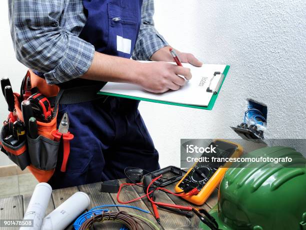 Junge Elektriker Arbeiten In Einem Wohngebiet Elektroinstallation Stockfoto und mehr Bilder von Elektrizität