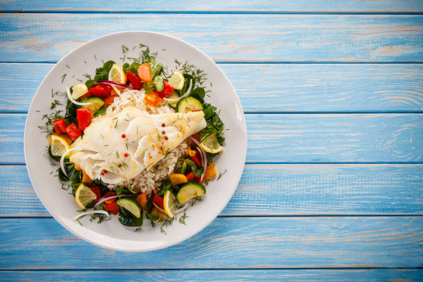 Roast fish with white rice and vegetables