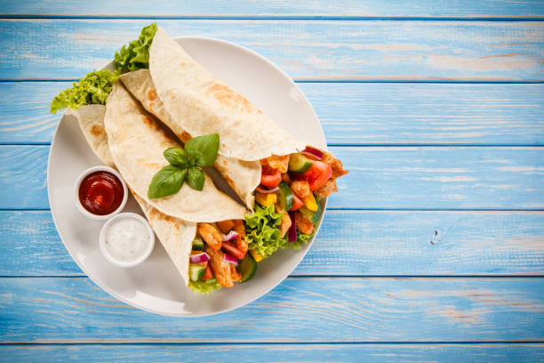 tortilla wrap with meat and vegetables - grilled chicken fotos imagens e fotografias de stock