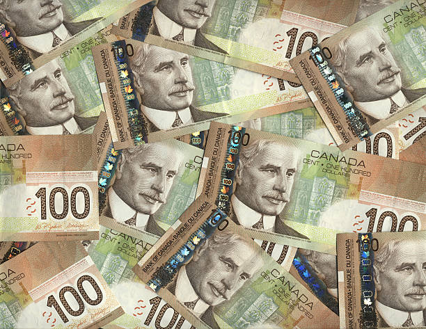 canadian hundert-dollar-noten in der hand - canadian dollars canada bill one hundred dollar bill stock-fotos und bilder