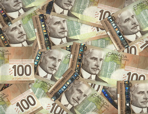 Notas de cem dólares canadenses - foto de acervo