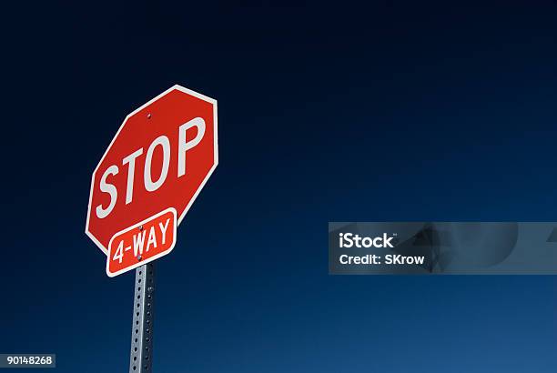 Vier Fahrt Stopschild Stockfoto und mehr Bilder von Stoppschild - Stoppschild, Städtische Straße, Vier Personen