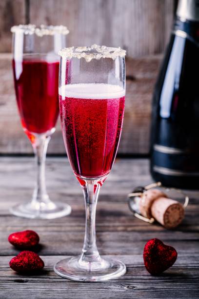 refrescante coctel con champagne y arándanos para el día de san valentín - champagne pink bubble valentines day fotografías e imágenes de stock