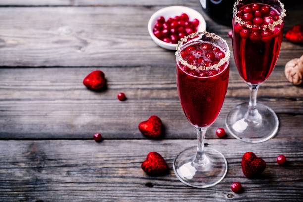 refrescante coctel con champagne y arándanos para el día de san valentín - champagne pink bubble valentines day fotografías e imágenes de stock