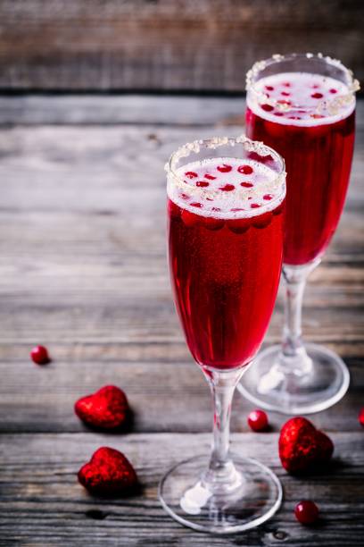 refrescante coctel con champagne y arándanos para el día de san valentín - champagne pink bubble valentines day fotografías e imágenes de stock