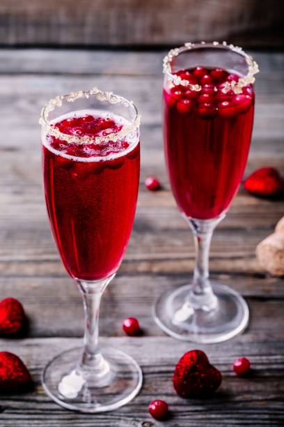 istock Refreshing cocktail with champagne and cranberry for Valentine's day 901485556