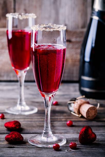 refrescante cóctel con vino espumoso y arándanos para el día de san valentín - champagne pink bubble valentines day fotografías e imágenes de stock