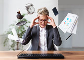 gesch%C3%A4ftsfrau-die-auf-einem-laptop-