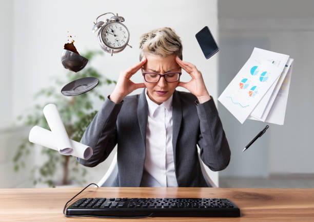 Businesswoman working on a laptop, under pressure Businesswoman working on a laptop, overworking, under pressure managing stress stock pictures, royalty-free photos & images