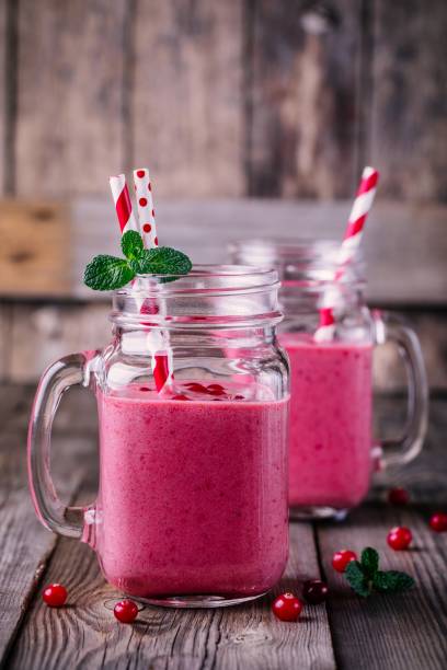 민트와 나무 배경에 짚 메이슨 항아리에 야생 크랜베리와 핑크 스무디 - healthy lifestyle cranberry healthy eating milk shake 뉴스 사진 이미지