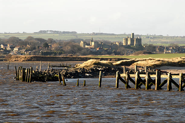 warkworth castle & river delagrange - warkworth castle stock-fotos und bilder