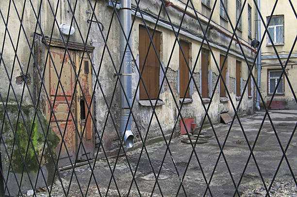 porta velha nas costas beco de casa abandonada - community gate alley rear view imagens e fotografias de stock