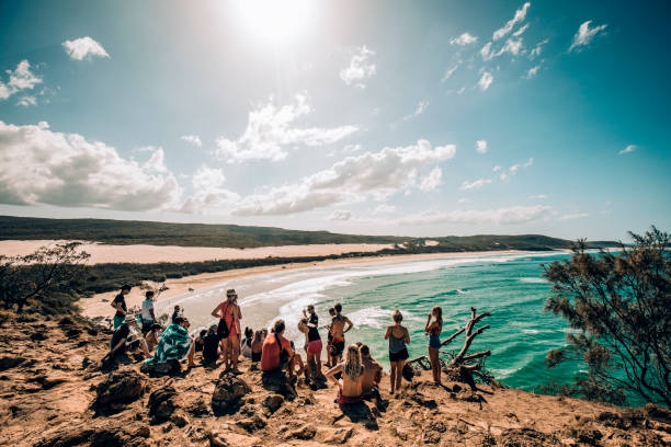 grupo de turistas en cabeza de indio en fraser island - unesco world heritage site cloud day sunlight fotografías e imágenes de stock