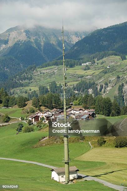 Antena Pole Nas Montanhas - Fotografias de stock e mais imagens de Aldeia - Aldeia, Alfalto, Alpes Europeus