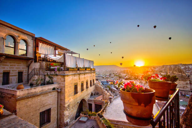 hot air balloon at sunrise over mountain - hot air balloon landscape sunrise mountain imagens e fotografias de stock