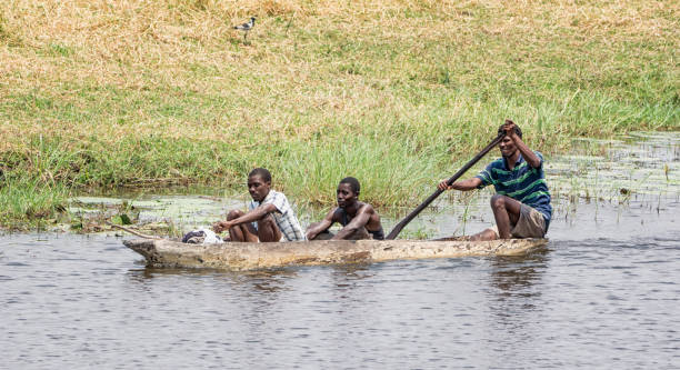 pirogue - logboat photos et images de collection