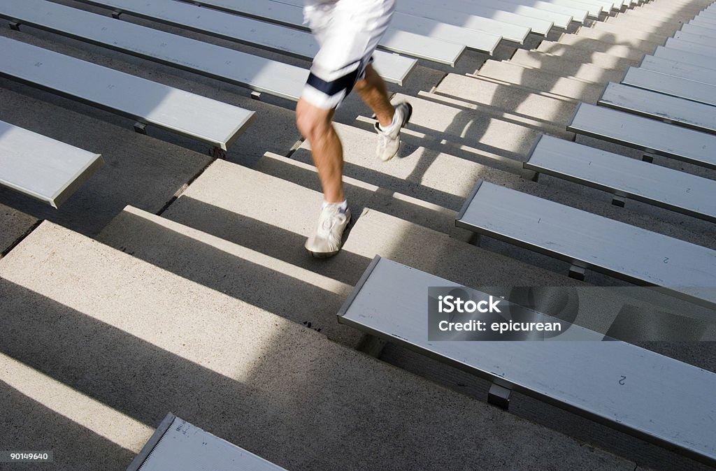 Estádio difícil exercício na escada - Foto de stock de Adulto royalty-free