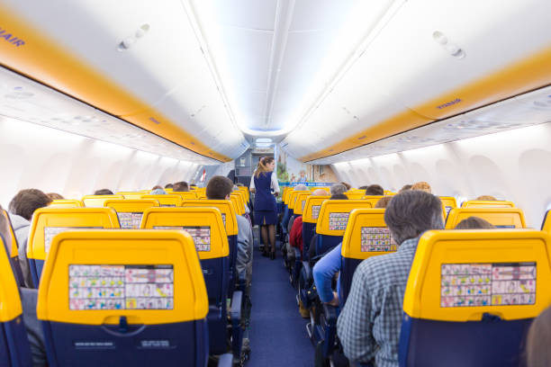 azafata que sirve a pasajeros en vuelo de avión de ryanair el 14 de diciembre de 2017 en un vuelo desde trieste a valencia. - chest fly fotografías e imágenes de stock