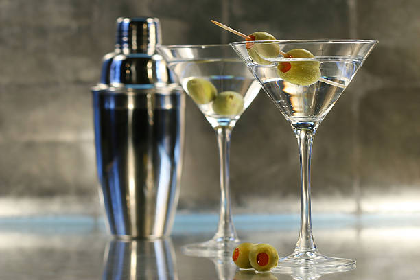 martinis con agitador - martini fotografías e imágenes de stock