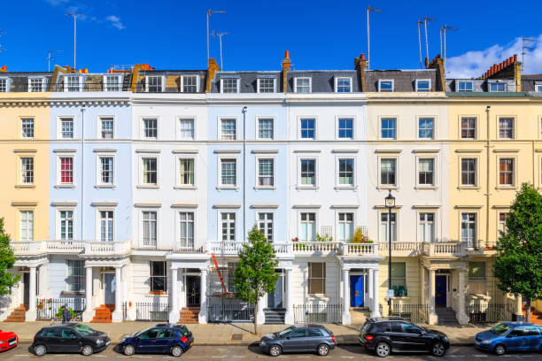 facade of colourful terraced houses in london - row house architecture tourism window imagens e fotografias de stock