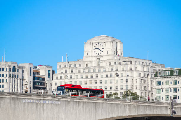 ponte de waterloo, com uma passagem de ônibus e shell mex casa no fundo - shell mex house - fotografias e filmes do acervo