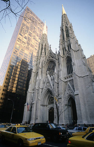 catedral de são patrício na cidade de nova iorque - rockfeller center imagens e fotografias de stock