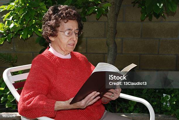 Nonna Termini Di Comfort Di Lettura Della Bibbia - Fotografie stock e altre immagini di Accudire - Accudire, Adulto, Adulto in età matura