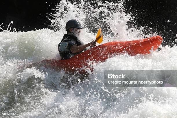 Foto de Whitewater Remador De Caiaque e mais fotos de stock de Andar de Chalana - Andar de Chalana, Atividade Recreativa, Atividades ao Ar Livre