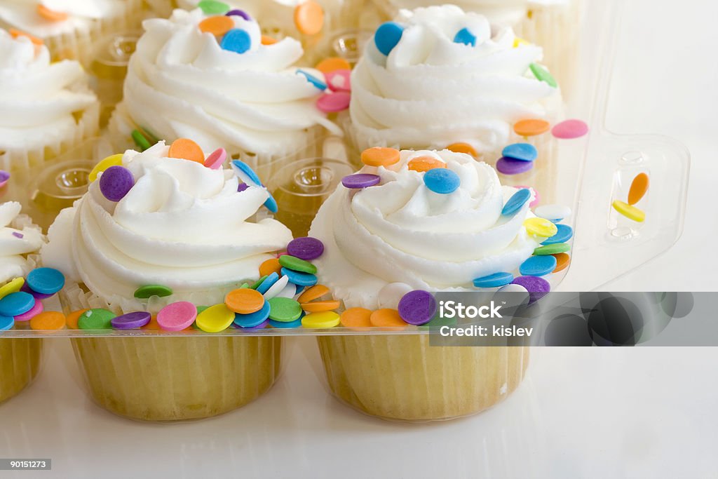 cupcake in plastica close-up - Foto stock royalty-free di Alimentazione non salutare