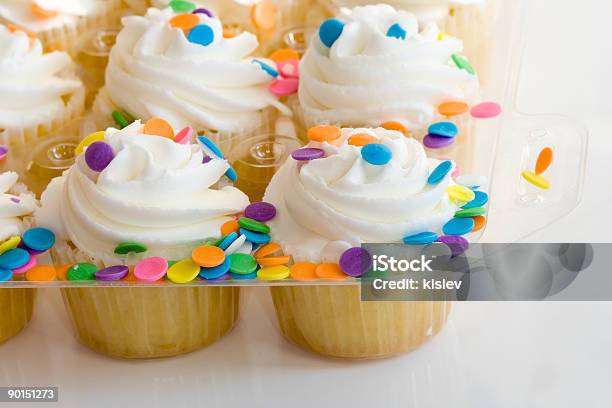 Cupcake In Plastica Closeup - Fotografie stock e altre immagini di Alimentazione non salutare - Alimentazione non salutare, Avvolgere, Avvolto