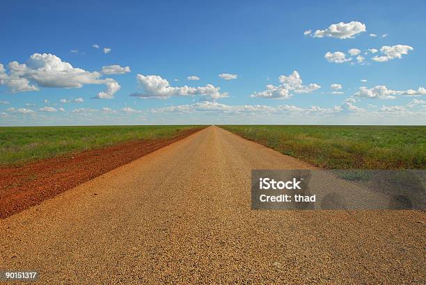 Entroterra Australiano Strada Del Deserto - Fotografie stock e altre immagini di Ambientazione esterna - Ambientazione esterna, Autostrada, Blu