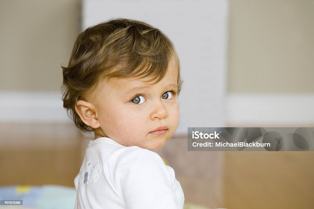 Persone-Ritratto di bambino ragazza guardando sopra la spalla - Foto stock royalty-free di Bambino